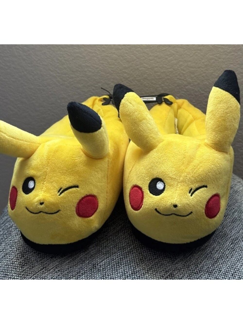 Pokemon Winking Pikachu Yellow Slippers Size 2-3 Boys Girls Nintendo Game Shoes